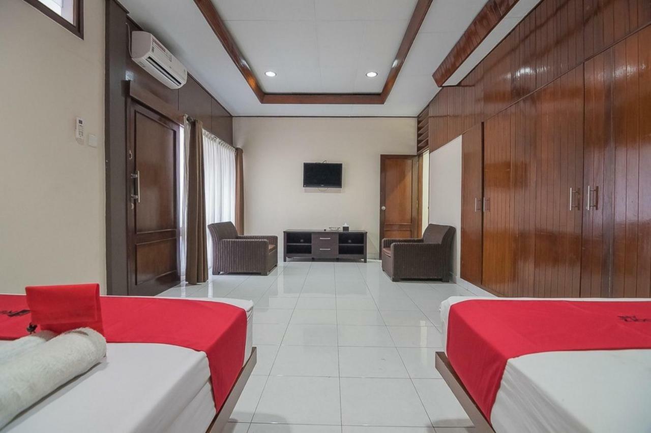 RedDoorz plus near Museum Geologi Bandung Exterior foto